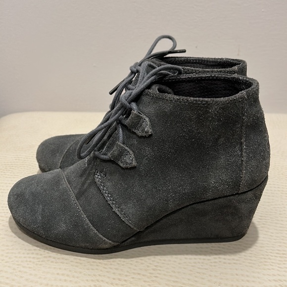 Toms Grey Suede Lace-Up Wedge Heel Ankle Booties - Picture 6 of 12